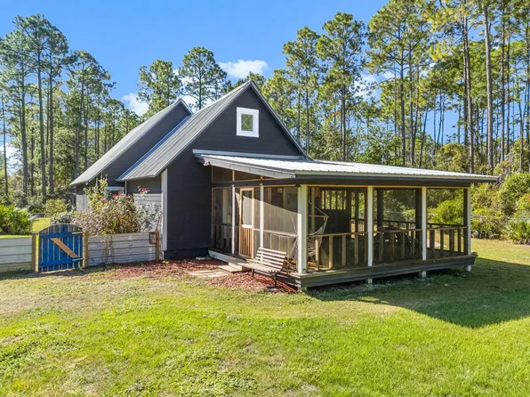 389 Mallet Bayou Rd, Freeport, FL 32439