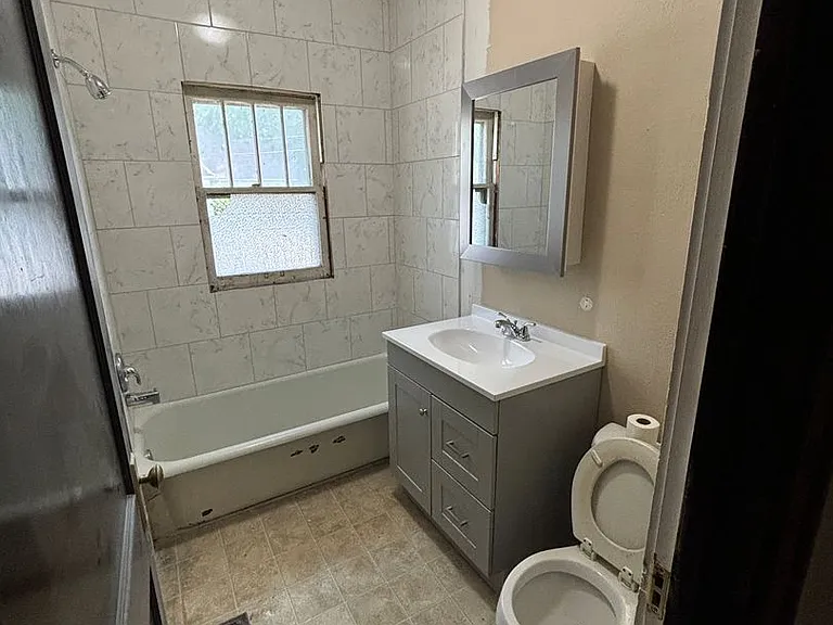 709 E Main St — Photo 4