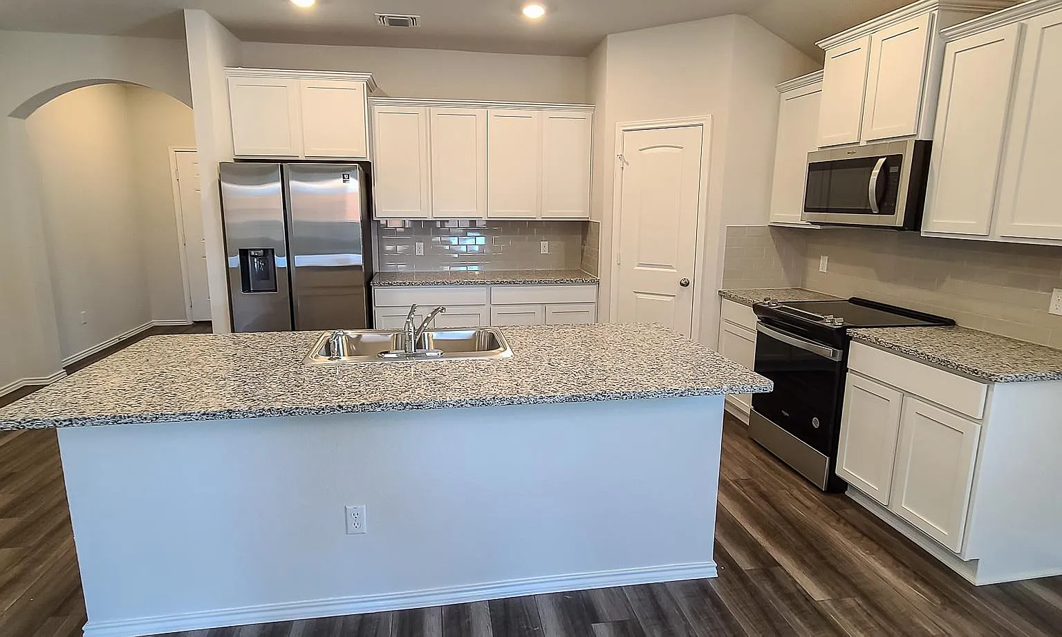 4 bed, 2.0 bath, 1768 sqft, $1,900 — Photo 2