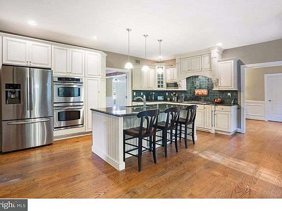 4th image of 3517 Marthas Way