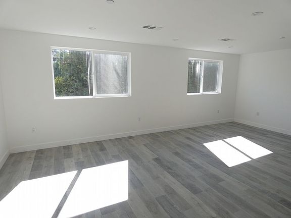 3rd image of 12648 Oxnard St
