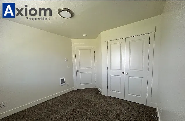 Beautiful 3 bedroom 1 bathroom apartment available now! — Photo 25