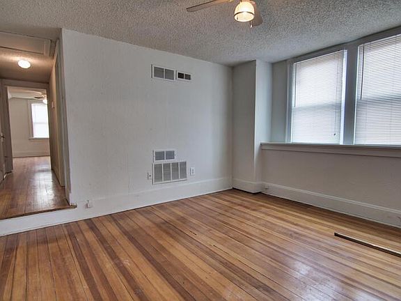 3rd image of 4841 Oldenburg Ave Unit 1-2F
