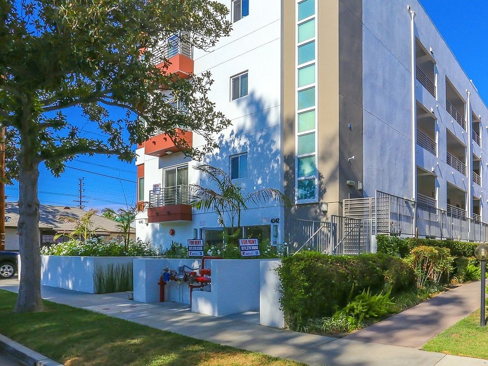 1st image of 4342 Babcock Ave Unit 402