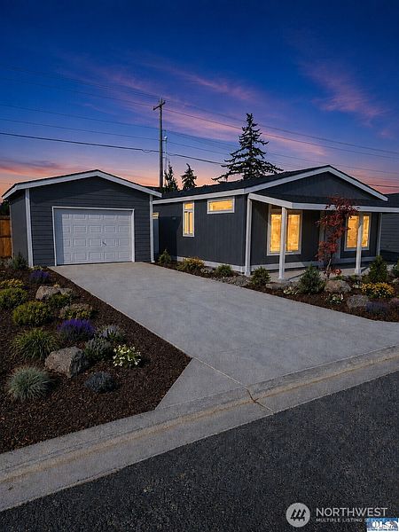 4th image of 861 N Iris Avenue