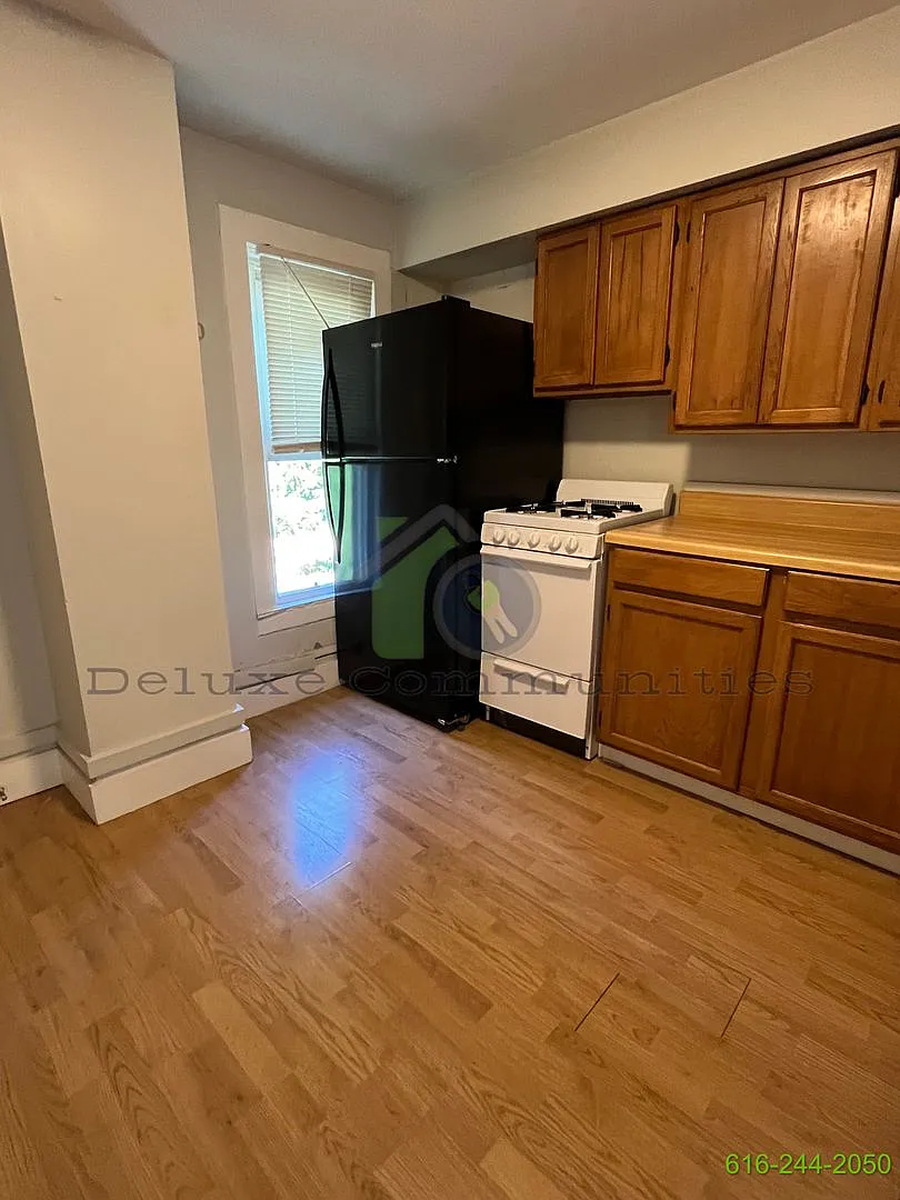 1021 Broadway Ave NW — Photo 4