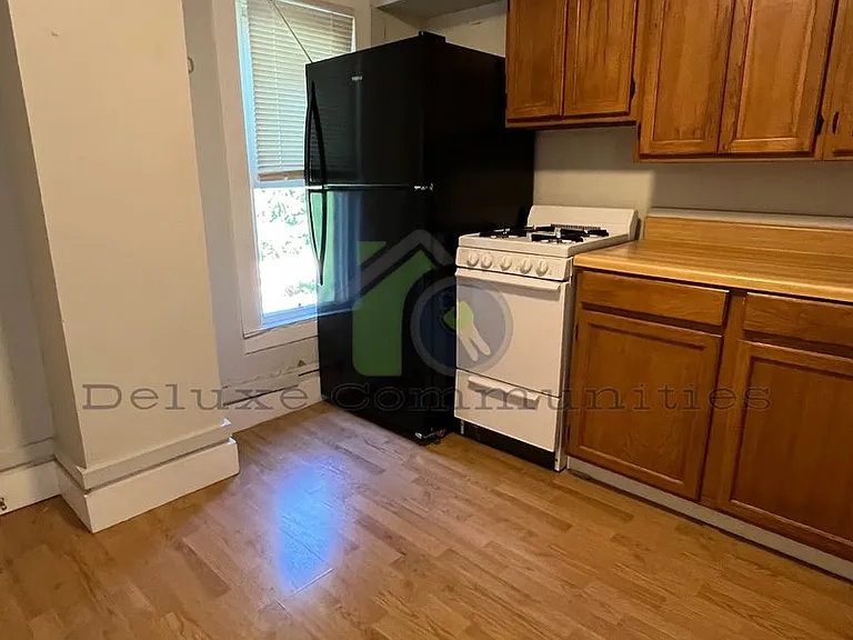 1021 Broadway Ave NW — Photo 4