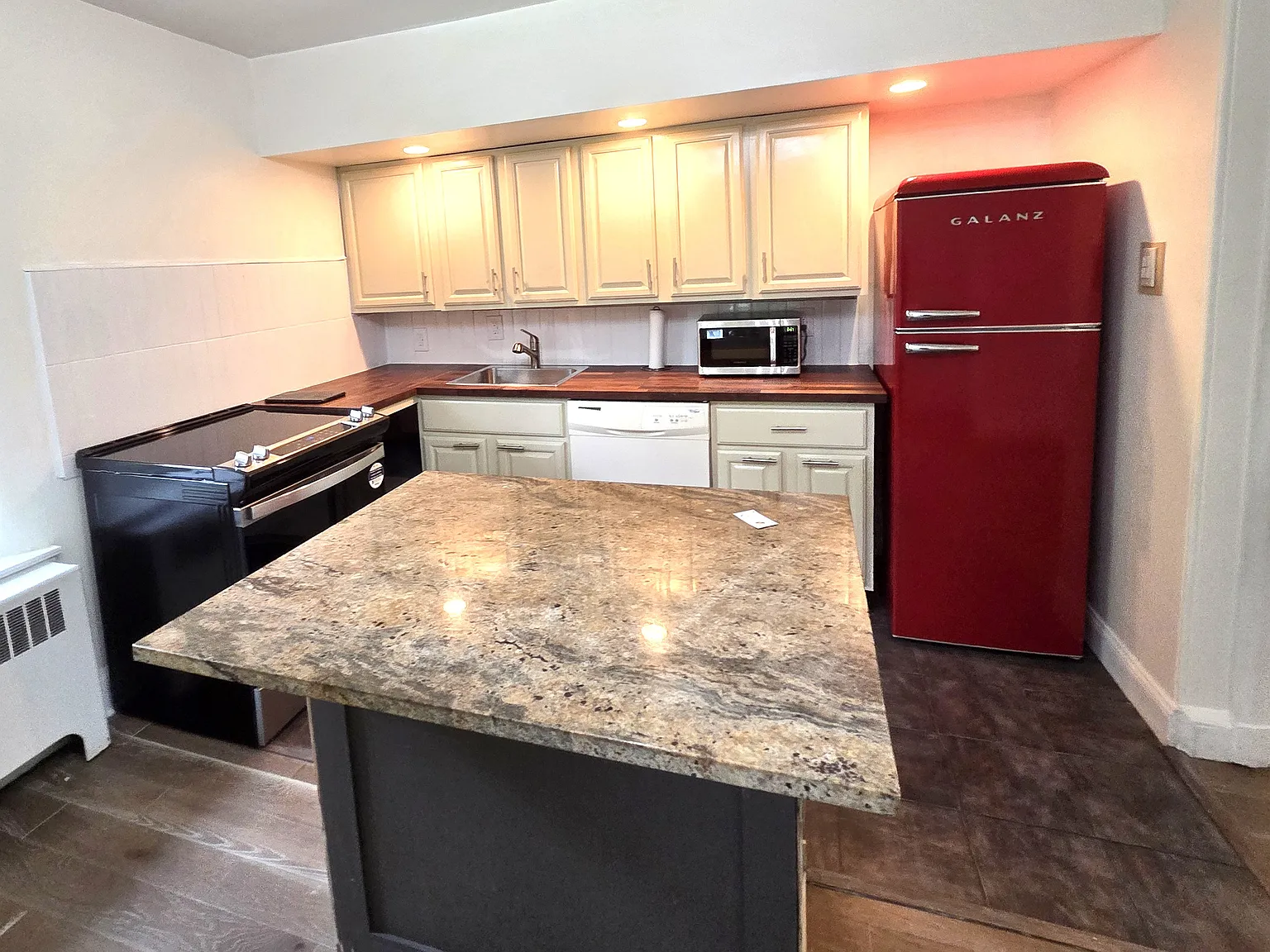 3 bed, 1500 sqft, $2,400 — Photo 1