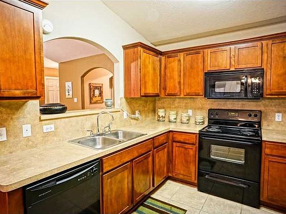 5th image of 2513 Red Oak Dr