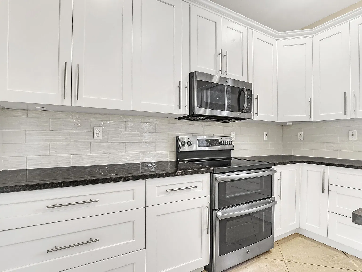 4 bed, 2.5 bath, 2882 sqft, $5,200 — Photo 3