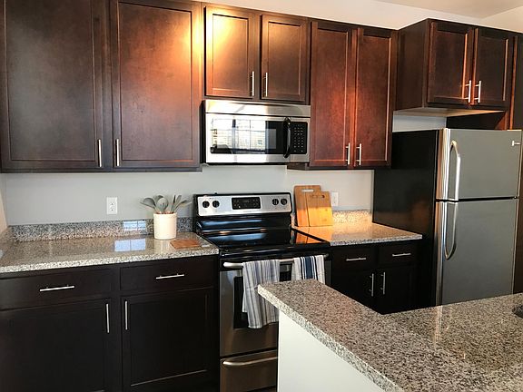 Stainless Steel Appliances & Granit Counter Tops