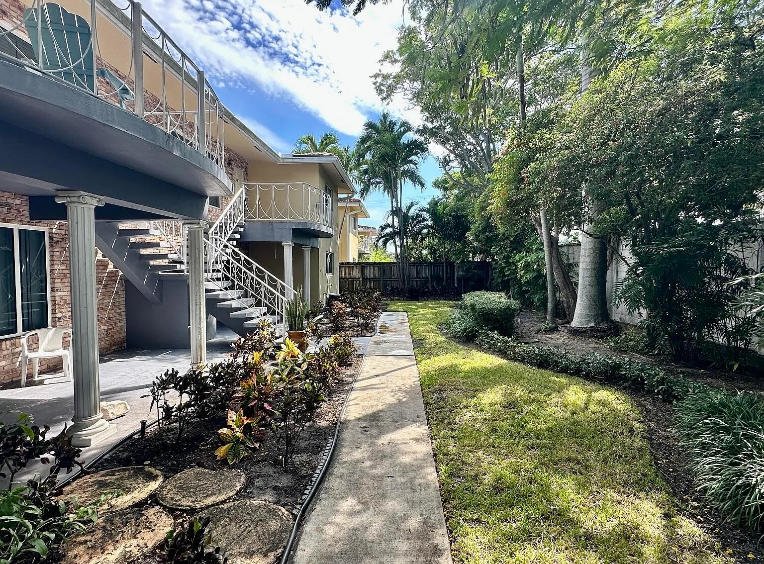2 bed, 2.0 bath, 1200 sqft, $2,300 — Photo 2