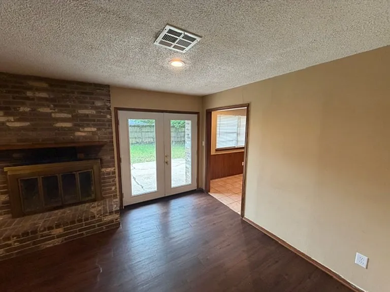 1918 Oakhill Dr — Photo 7