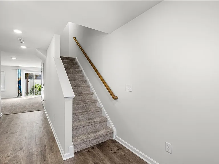 8 Venice Ln — Photo 24