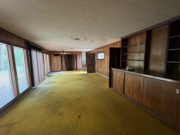 3rd image of 215 Live Oak Ave E