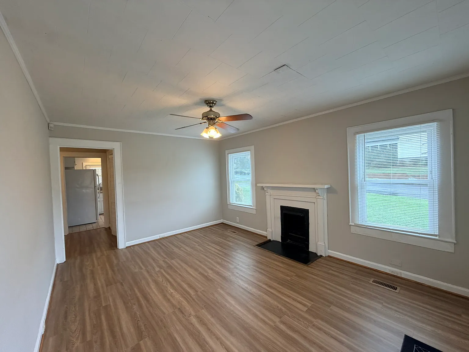 3 bed, 935 sqft, $1,650 — Photo 3