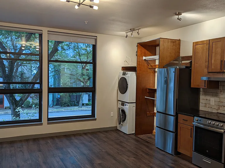 221 23rd Ave E #1C — Photo 3