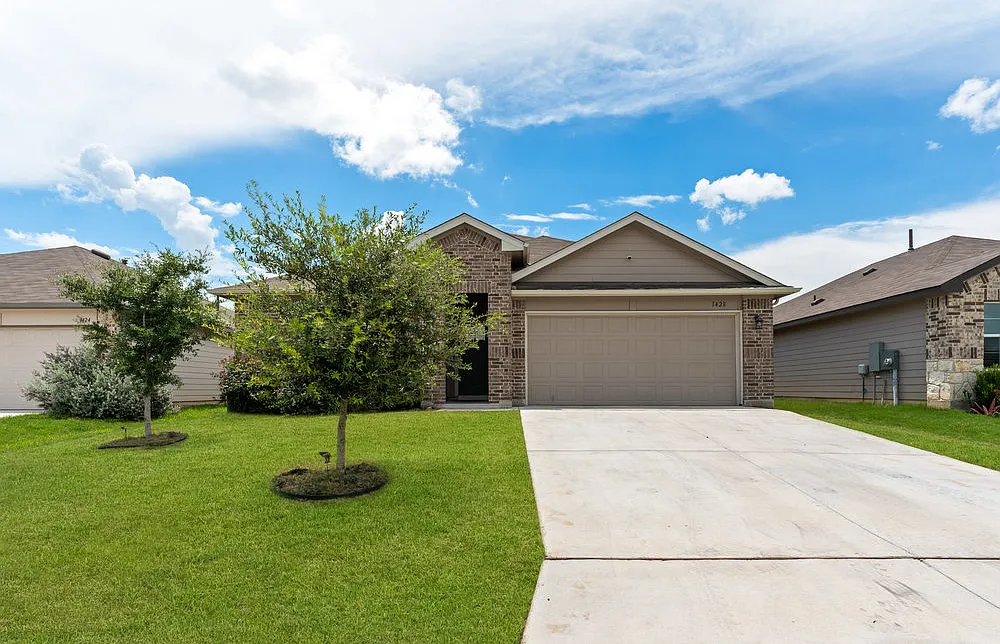 Spacious 4-Bed Home with Fenced Yard and Island Kitchen in Seguin 1428 Redwood Crk — Photo 1