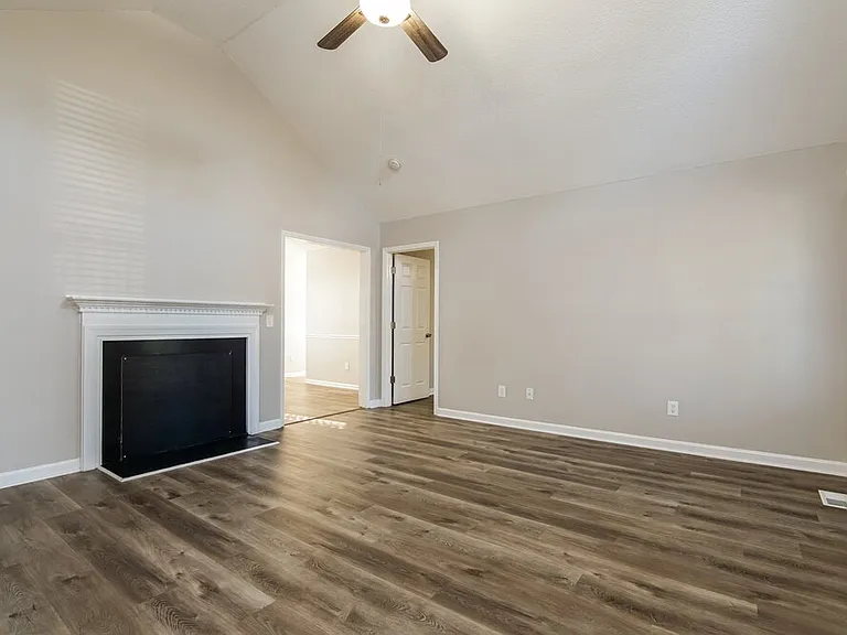 3007 Brittany Dr — Photo 5