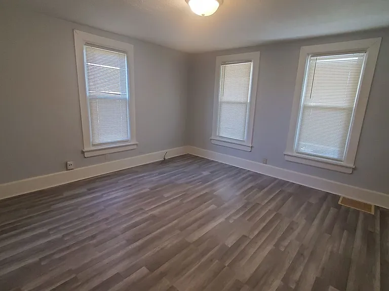 2204 Saint Clair St — Photo 7