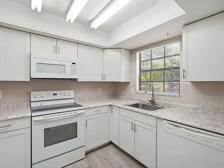 1910 W Sligh Ave #E102 — Photo 6