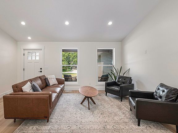 5th image of 3230 Midland Dr SE