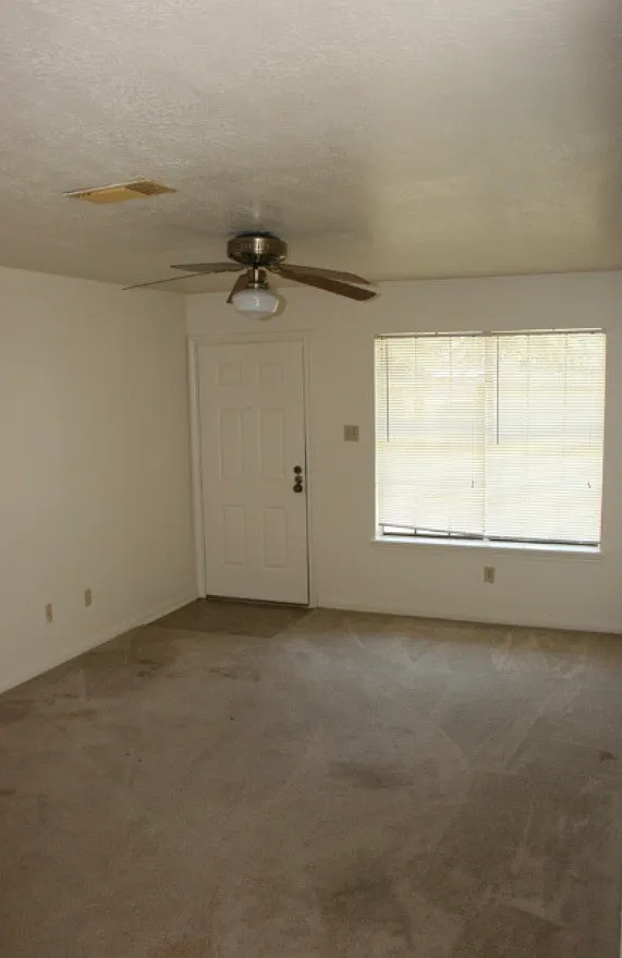 2 bed, 1.5 bath, 1078 sqft, $975 — Photo 2