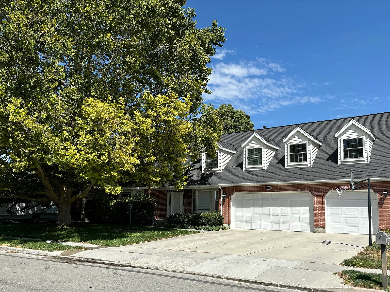 1408 W Yworry Ln — Photo 1