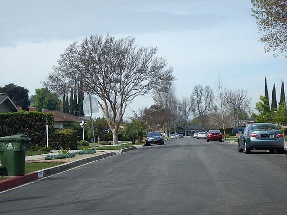 4th image of 6838 Amestoy Ave