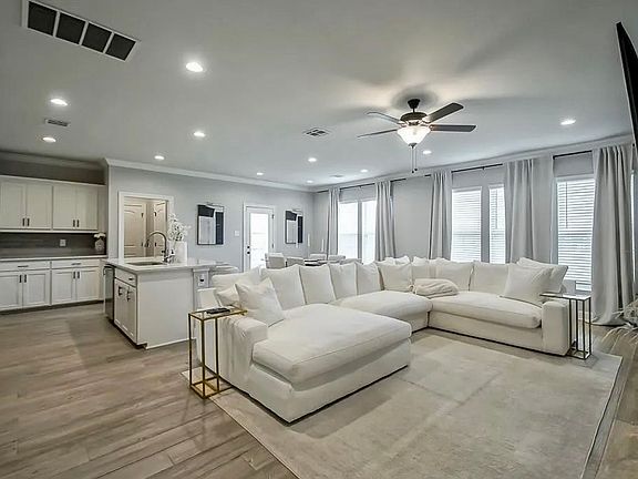 3rd image of 837 Elliston Dr