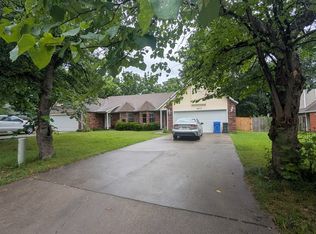 2050 E Farr Ln, Fayetteville, AR 72703