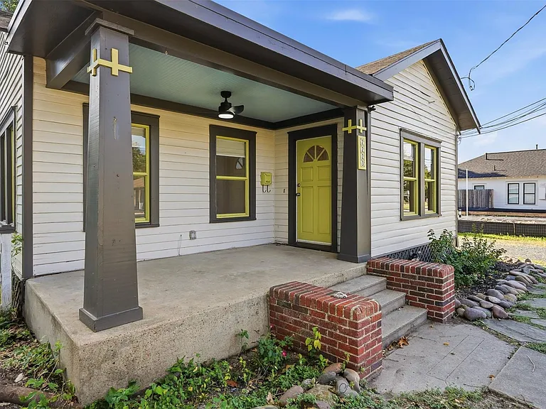 2223 Singleton St — Photo 3