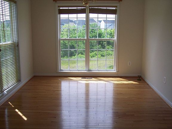 4th image of 22 Jeffrey Ln