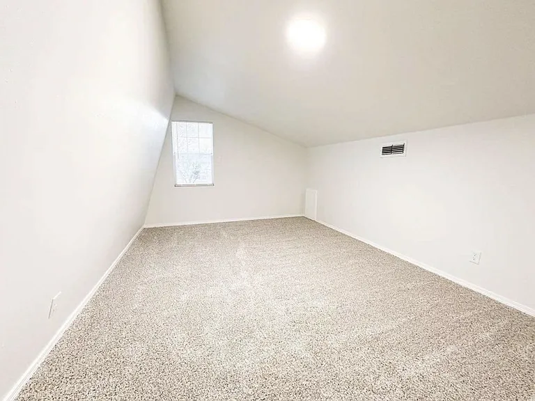 218 SE Surrey Pl — Photo 12