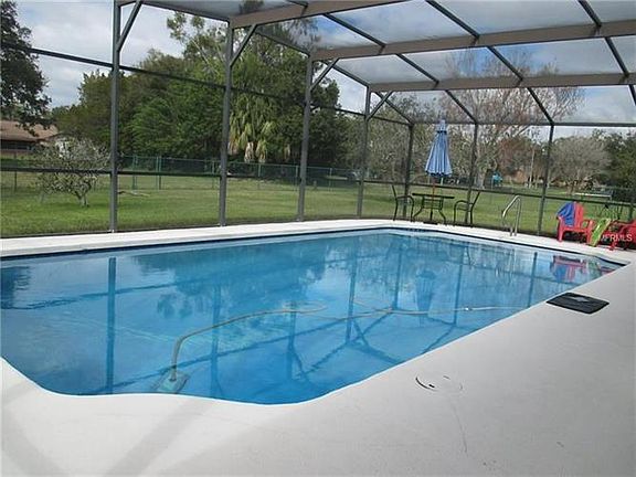 2nd image of 800 Knob Hill Cir