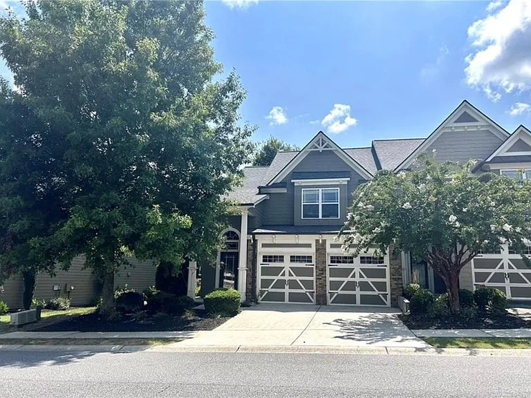 220 Stone Park Dr — Photo 1