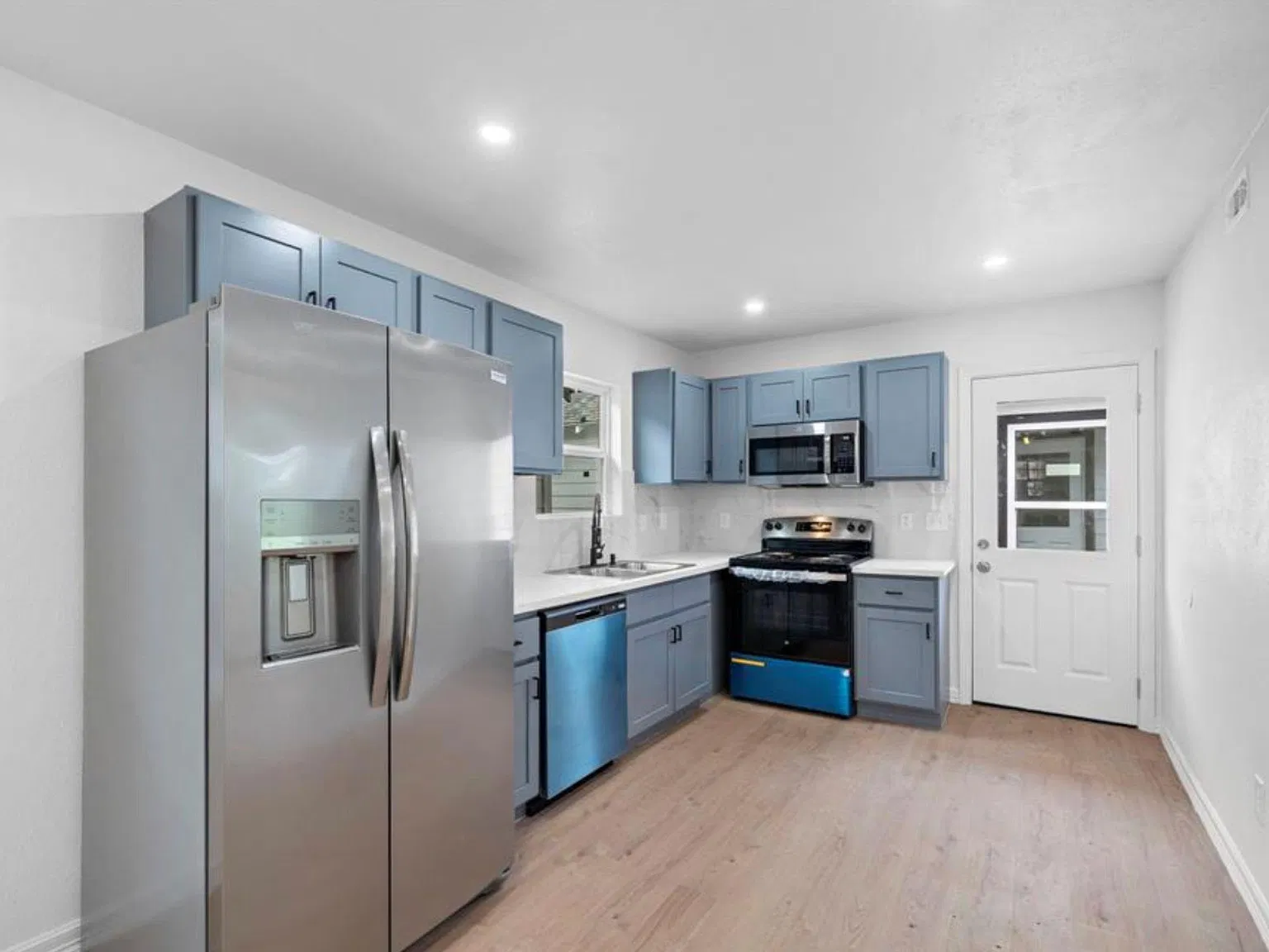 2 bed, 1.5 bath, 720 sqft, $1,300 — Photo 4