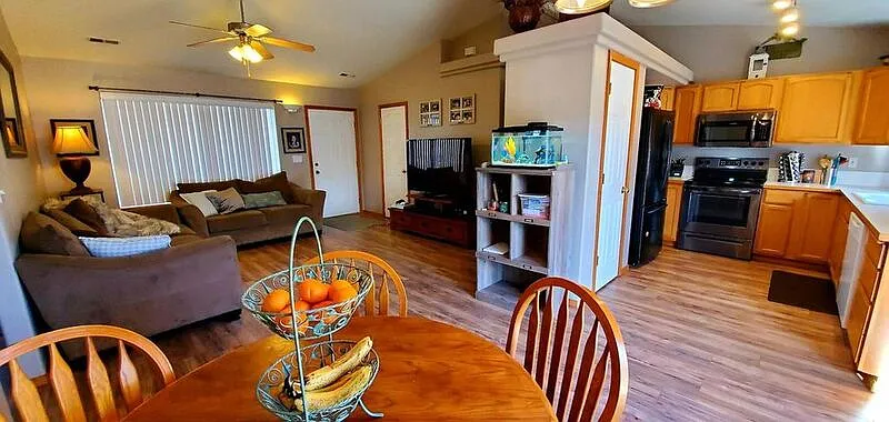 3 bed, 2.0 bath, 1100 sqft, $2,150 — Photo 3