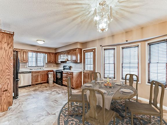 4th image of 1105 S Country Club Dr
