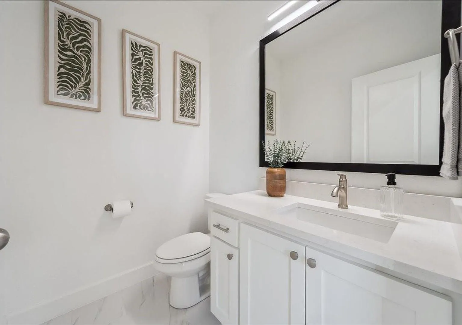 Modern Luxury Meets Fort Worth LivingSophisticated Style, Exceptional Space & No HOA! — Photo 3
