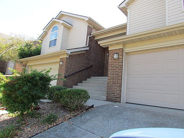 Entry, garage for each side