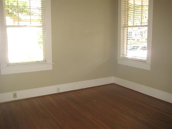 4th image of 536 Norwood St