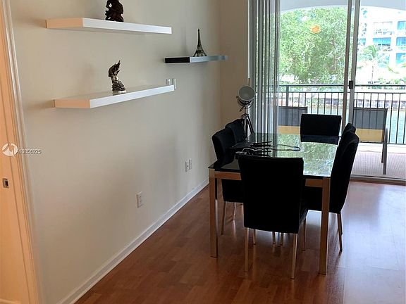 4th image of 3245 NE 184th St APT 13307