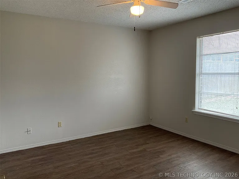 109 W Waco St — Photo 10