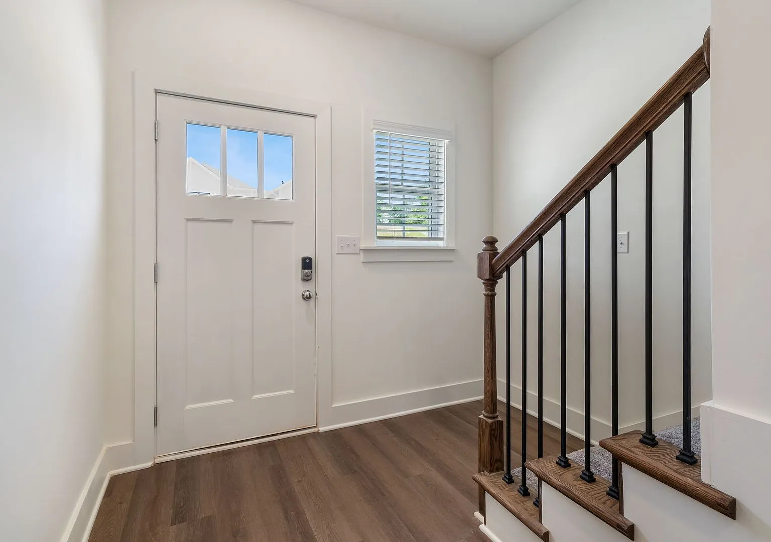 3 Bedroom with Garage and Fenced Backyard! — Photo 2