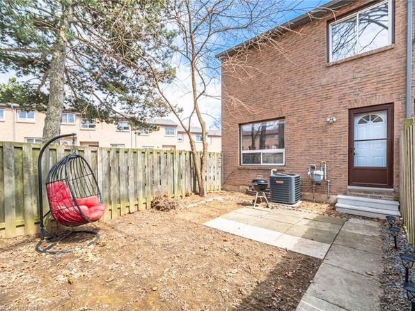 250 Magnolia Dr #31, Hamilton, ON L9C 6M3