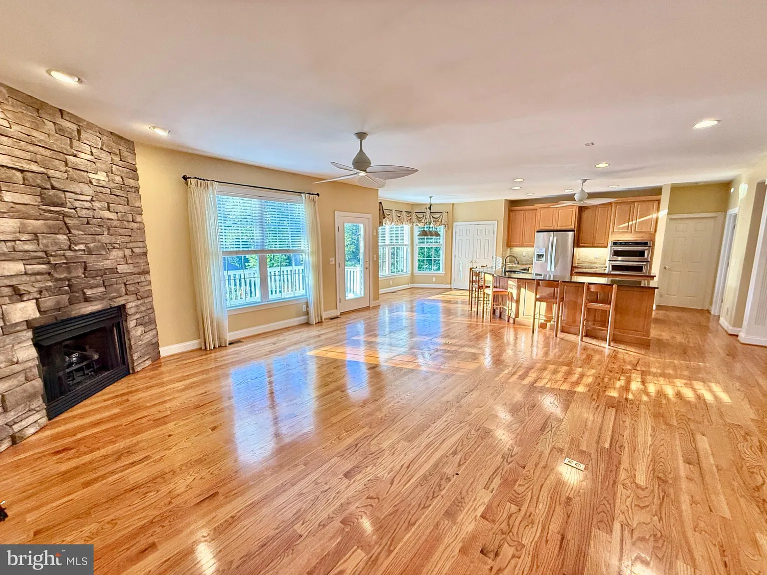 3 bed, 3.0 bath, 2377 sqft, $3,800 — Photo 4