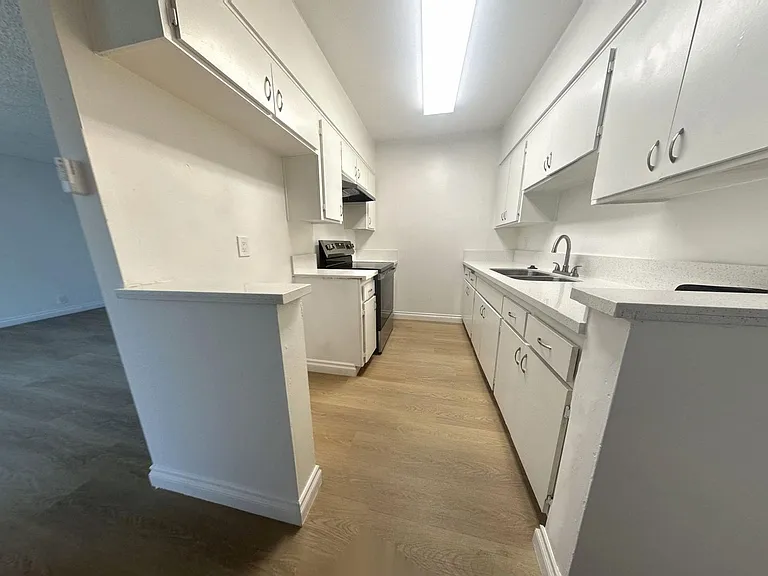 Collins Apts..Gorgeous Newly Remodeled Spacious Units Available..Great Location! — Photo 18
