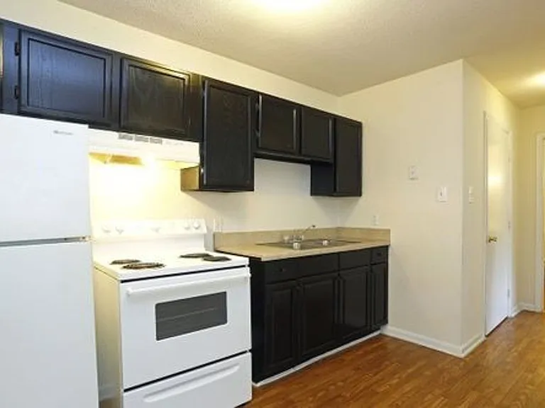 Rolling Hills Apartments — Photo 2
