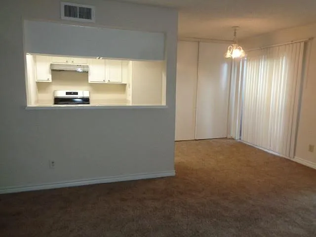2 bed, 1.5 bath, 968 sqft, $800 — Photo 3